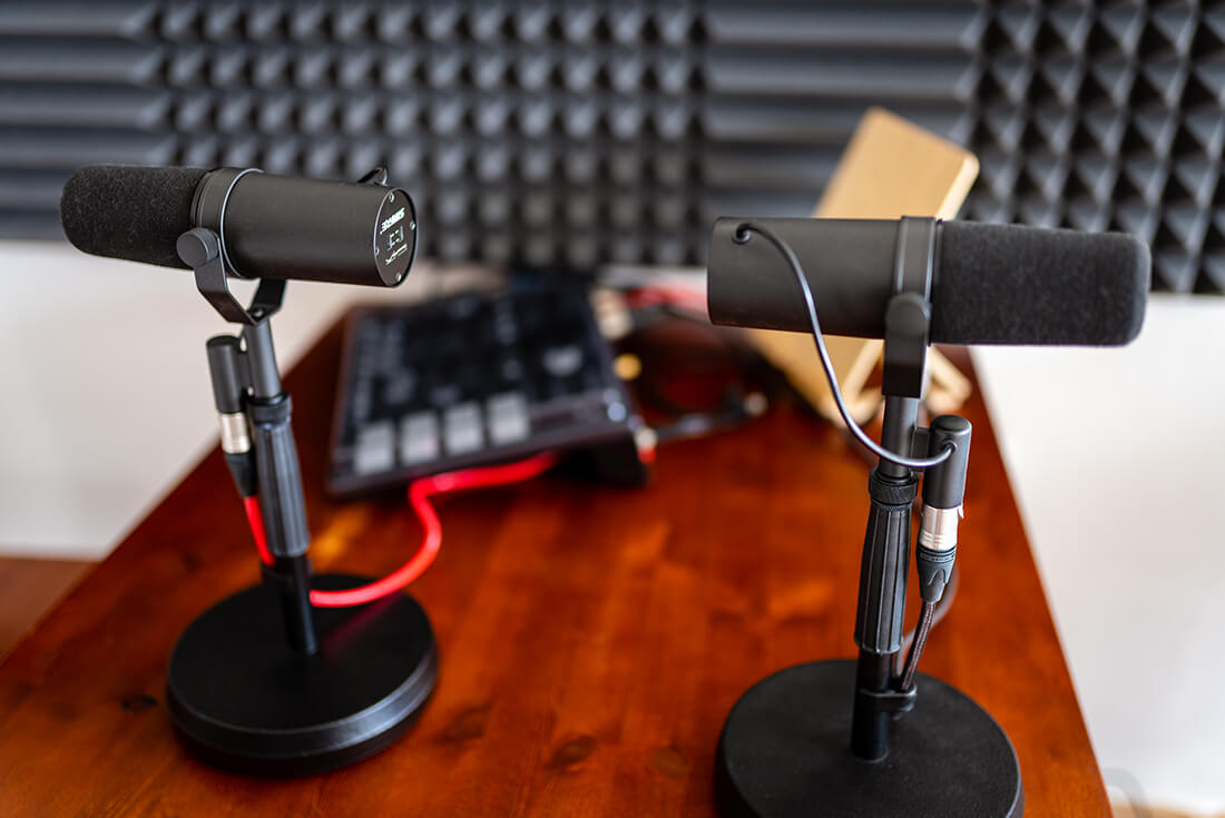 podcast hub opava dva mikrofony